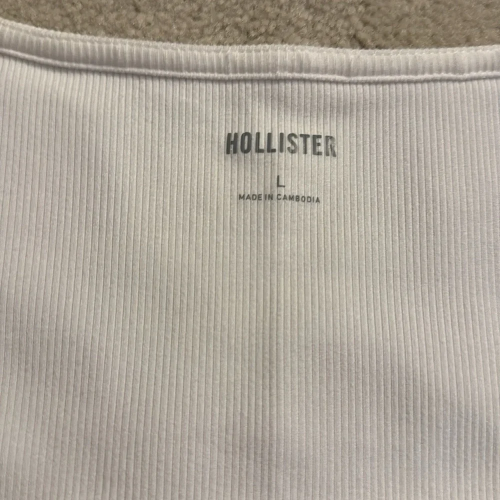 Elegant White Long Sleeve Top with Black Trim - Picture 6 of 6